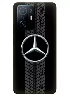 Чехол для Xiaomi 11T Pro из силикона - Mercedes-Benz Мерседес-Бенц Мерс классический логотип крупным планом и следы шин колеса на черном фоне черный чехол