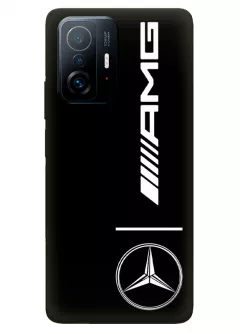 Бампер для Xiaomi 11T Pro из силикона - Mercedes-Benz Мерседес-Бенц Мерс белый логотип и AMG и название крупным планом вектор-арт на черном фоне черный чехол