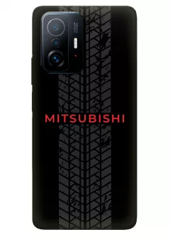 Бампер для Xiaomi 11T Pro из силикона - Mitsubishi Мицубиси Митсубиши красное название крупным планом и следы шин колеса на черном фоне черный чехол