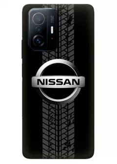 Наладка для Xiaomi 11T Pro из силикона - Nissan Ниссан классический логотип крупным планом и следы шин колеса на черном фоне черный чехол