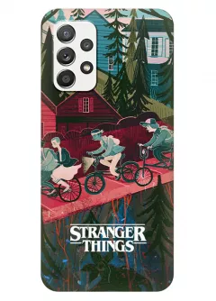 Бампер для Samsung Galaxy A32 из силикона - Очень странные дела Stranger Things название на фоне главных героев в мультяшном стиле проезжающих через мост