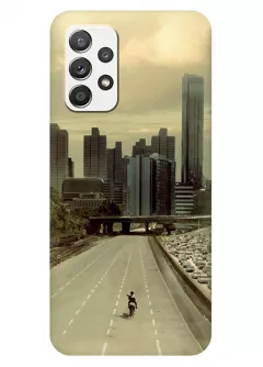 Чехол-накладка для Samsung Galaxy A32 из силикона - Ходячие мертвецы The Walking Dead главный герой направляется на лошади в заброшенный мегаполис