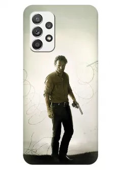 Чехол-накладка для Samsung Galaxy A32 из силикона - Ходячие мертвецы The Walking Dead Рик Граймс Эндрю Линкольн стоит с пистолетом у колючей проволоки