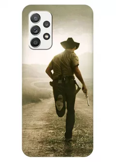 Чехол-накладка для Samsung Galaxy A32 из силикона - Ходячие мертвецы The Walking Dead шериф убегающий с пистолетом от зомби