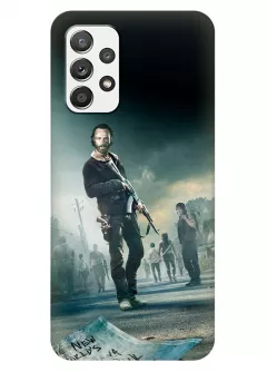 Чехол-накладка для Samsung Galaxy A32 из силикона - Ходячие мертвецы The Walking Dead Рик Граймс с автоматом и оглядывающийся Дерил Диксон на фоне остальных героев