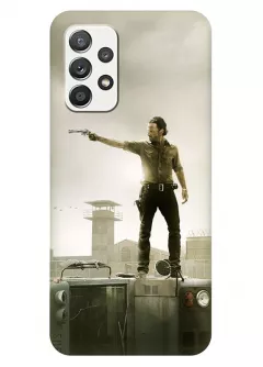Чехол-накладка для Samsung Galaxy A32 из силикона - Ходячие мертвецы The Walking Dead Рик Граймс Эндрю Линкольн стоит прицеливаясь на перевернутом грузовике