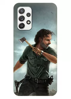 Чехол-накладка для Samsung Galaxy A32 из силикона - Ходячие мертвецы The Walking Dead Рик Граймс Эндрю Линкольн атакует с топоров в руках