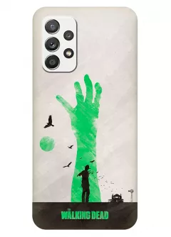 Чехол-накладка для Samsung Galaxy A32 из силикона - Ходячие мертвецы The Walking Dead Рик Граймс посреди поля с воронами на фоне зеленой руки зомби серый чехол
