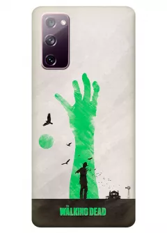 Чехол-накладка для Гелекси С20 ФЕ из силикона - Ходячие мертвецы The Walking Dead Рик Граймс посреди поля с воронами на фоне зеленой руки зомби серый чехол