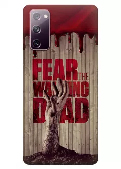Чехол-накладка для Гелекси С20 ФЕ из силикона - Ходячие мертвецы The Walking Dead кровавый постер с названием и рукой зомби в деревянном стиле