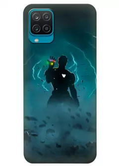 Бампер для Samsung M12 из силикона - Железный человек Комикс Марвел Marvel Comics Iron Man Тони Старк в тени держит камни безконечности синий чехол