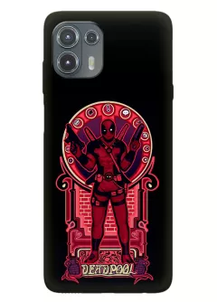 Чехол для Motorola Edge 20 Lite - Дэдпул, Deadpool Уэйд Уилсон стоит с пистолетами на фоне трона 