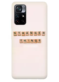Чехол-накладка для Поко М4 Про из силикона - Очень странные дела Stranger Things название в виде алфавитных игральных кубиков бежевый чехол