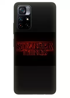 Чехол-накладка для Поко М4 Про из силикона - Очень странные дела Stranger Things красное название крупным планом черный чехол