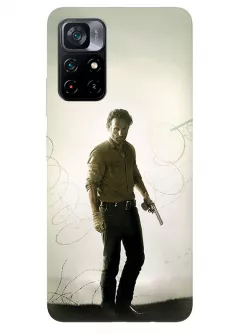 Чехол-накладка для Поко М4 Про из силикона - Ходячие мертвецы The Walking Dead Рик Граймс Эндрю Линкольн стоит с пистолетом у колючей проволоки