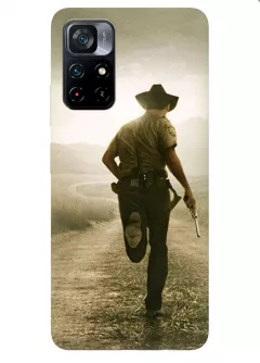 Чехол-накладка для Поко М4 Про из силикона - Ходячие мертвецы The Walking Dead шериф убегающий с пистолетом от зомби