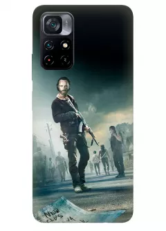 Чехол-накладка для Поко М4 Про из силикона - Ходячие мертвецы The Walking Dead Рик Граймс с автоматом и оглядывающийся Дерил Диксон на фоне остальных героев