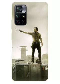 Чехол-накладка для Поко М4 Про из силикона - Ходячие мертвецы The Walking Dead Рик Граймс Эндрю Линкольн стоит прицеливаясь на перевернутом грузовике