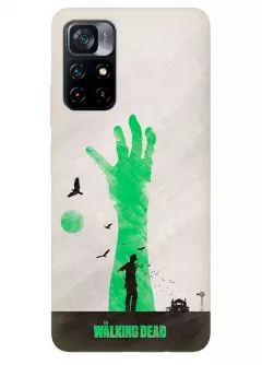 Чехол-накладка для Поко М4 Про из силикона - Ходячие мертвецы The Walking Dead Рик Граймс посреди поля с воронами на фоне зеленой руки зомби серый чехол