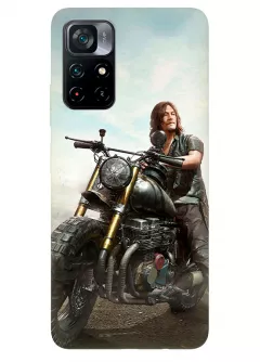 Чехол-накладка для Поко М4 Про из силикона - Ходячие мертвецы The Walking Dead Дерил Диксон Норман Ридус на мотоцикле наблюдает за происходящем