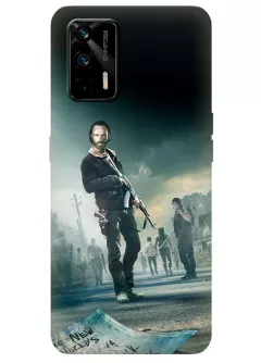 Realme GT чехол - Ходячие мертвецы The Walking Dead Рик Граймс с автоматом и оглядывающийся Дерил Диксон на фоне остальных героев