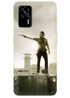 Чехол для Realme GT - Ходячие мертвецы The Walking Dead Рик Граймс Эндрю Линкольн стоит прицеливаясь на перевернутом грузовике