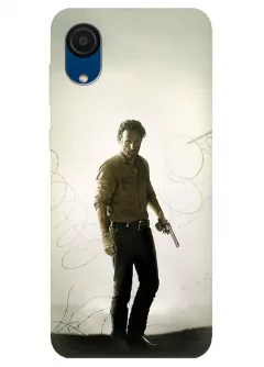 Чехол-накладка для Гелекси А03 Кор из силикона - Ходячие мертвецы The Walking Dead Рик Граймс Эндрю Линкольн стоит с пистолетом у колючей проволоки