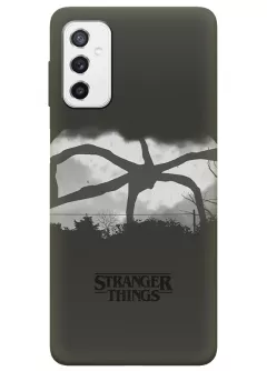 Бампер для Самсунг М52 из силикона - Очень странные дела Stranger Things название на фоне монстра Истязателя Разума серый чехол
