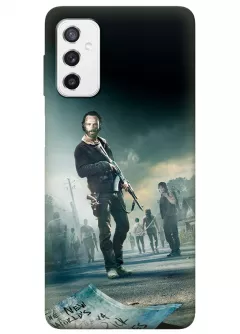 Чехол-накладка для Самсунг М52 из силикона - Ходячие мертвецы The Walking Dead Рик Граймс с автоматом и оглядывающийся Дерил Диксон на фоне остальных героев