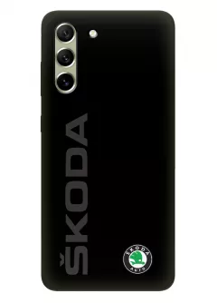 Гелекси С21 ФЕ чехол силиконовый - Skoda Шкода классический логотип и название крупным планом на черном фоне черный чехол