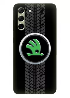 Гелекси С21 ФЕ чехол из силикона - Skoda Шкода классический логотип крупным планом и следы шин колеса на черном фоне черный чехол