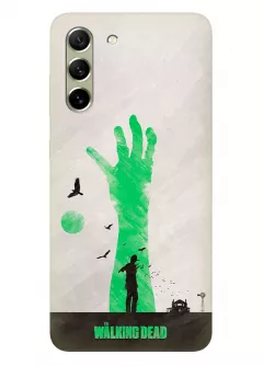 Чехол-накладка для Самсунг С21 ФЕ из силикона - Ходячие мертвецы The Walking Dead Рик Граймс посреди поля с воронами на фоне зеленой руки зомби серый чехол