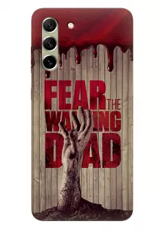 Чехол-накладка для Самсунг С21 ФЕ из силикона - Ходячие мертвецы The Walking Dead кровавый постер с названием и рукой зомби в деревянном стиле