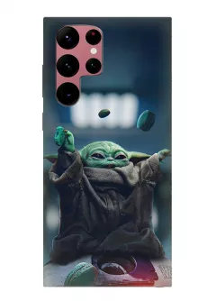 Бампер для Гелекси С22 Ультра из силикона - Мандалорец Звездные войны Star Wars The Mandalorian Малыш Йода Грогу Baby Yoda Kid Grogu играется печеньем