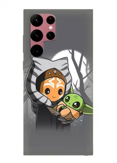 Бампер для Гелекси С22 Ультра из силикона - Мандалорец Звездные войны Star Wars The Mandalorian мультяшная Асока Тано Ahsoka Tano держит на руках Малыша Грогу Kid Grogu серый чехол