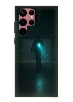 Бампер для Гелекси С22 Ультра из силикона - Очень странные дела Stranger Things главный герой освещает темный коридор черный чехол