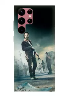 Чехол-накладка для Гелекси С22 Ультра из силикона - Ходячие мертвецы The Walking Dead Рик Граймс с автоматом и оглядывающийся Дерил Диксон на фоне остальных героев