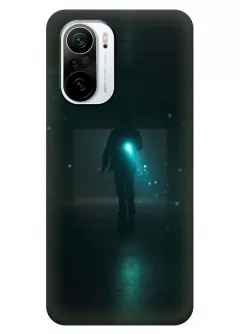Бампер для Xiaomi Poco F3 из силикона - Очень странные дела Stranger Things главный герой освещает темный коридор черный чехол