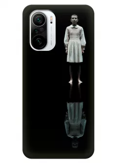 Бампер для Xiaomi Poco F3 из силикона - Очень странные дела Stranger Things Одиннадцать Милли Бобби Браун и полное отражение ее в темноте черный чехол