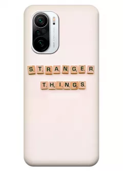 Чехол-накладка для Xiaomi Poco F3 из силикона - Очень странные дела Stranger Things название в виде алфавитных игральных кубиков бежевый чехол
