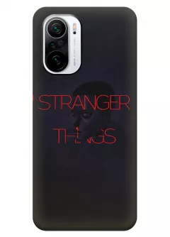 Чехол-накладка для Xiaomi Poco F3 из силикона - Очень странные дела Stranger Things красное название на фоне Одиннадцать Милли Бобби Браун в темноте черный чехол