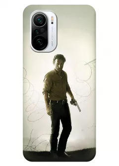 Чехол-накладка для Xiaomi Poco F3 из силикона - Ходячие мертвецы The Walking Dead Рик Граймс Эндрю Линкольн стоит с пистолетом у колючей проволоки