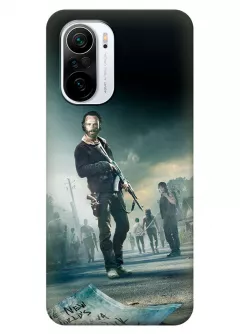 Чехол-накладка для Xiaomi Poco F3 из силикона - Ходячие мертвецы The Walking Dead Рик Граймс с автоматом и оглядывающийся Дерил Диксон на фоне остальных героев