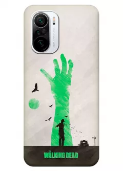 Чехол-накладка для Xiaomi Poco F3 из силикона - Ходячие мертвецы The Walking Dead Рик Граймс посреди поля с воронами на фоне зеленой руки зомби серый чехол