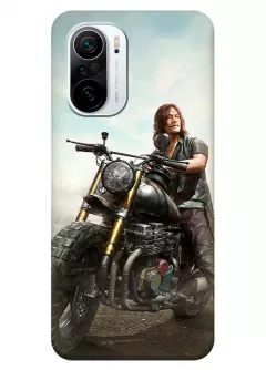 Чехол-накладка для Xiaomi Poco F3 из силикона - Ходячие мертвецы The Walking Dead Дерил Диксон Норман Ридус на мотоцикле наблюдает за происходящем