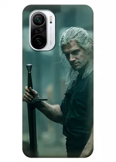 Чехол-накладка для Xiaomi Poco F3 из силикона - Ведьмак сериал Нетфликс The Witcher Netflix Serial Геральт из Ривии Генри Кавилл держит меч наблюдая за происходящем