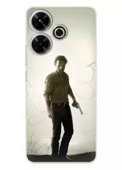 Чехол для Сяоми Поко М6 4Дж - Ходячие мертвецы The Walking Dead Рик Граймс Эндрю Линкольн стоит с пистолетом у колючей проволоки
