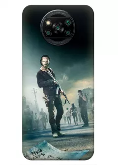 Чехол-накладка для Xiaomi Poco X3 из силикона - Ходячие мертвецы The Walking Dead Рик Граймс с автоматом и оглядывающийся Дерил Диксон на фоне остальных героев