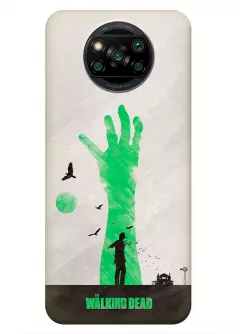 Чехол-накладка для Xiaomi Poco X3 из силикона - Ходячие мертвецы The Walking Dead Рик Граймс посреди поля с воронами на фоне зеленой руки зомби серый чехол