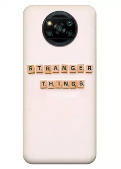 Чехол-накладка для Xiaomi Poco X3 Pro из силикона - Очень странные дела Stranger Things название в виде алфавитных игральных кубиков бежевый чехол